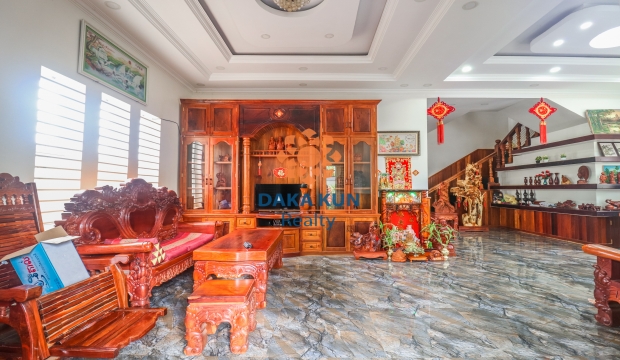 Urgent Sale, 5 Bedrooms Villa in Siem Reap-Svay Dangkum