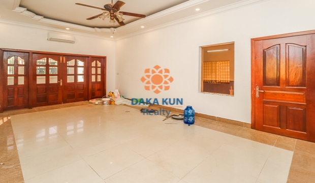 5 Bedrooms House for Rent in Siem Reap-Svay Dangkum