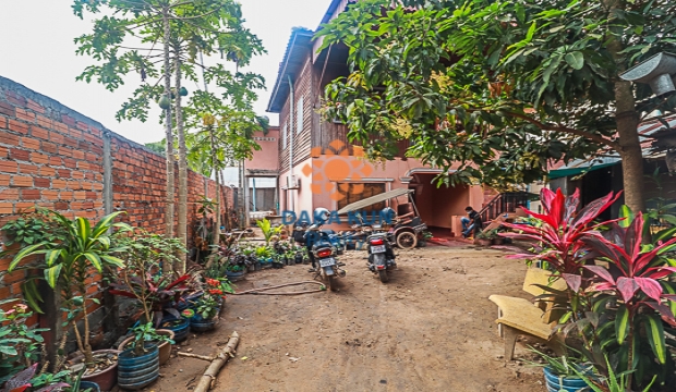 4 Bedrooms Wooden House for Rent in Sla Kram, Siem Reap