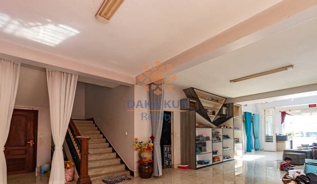 ​Building for Sale in Siem Reap City-National road 6